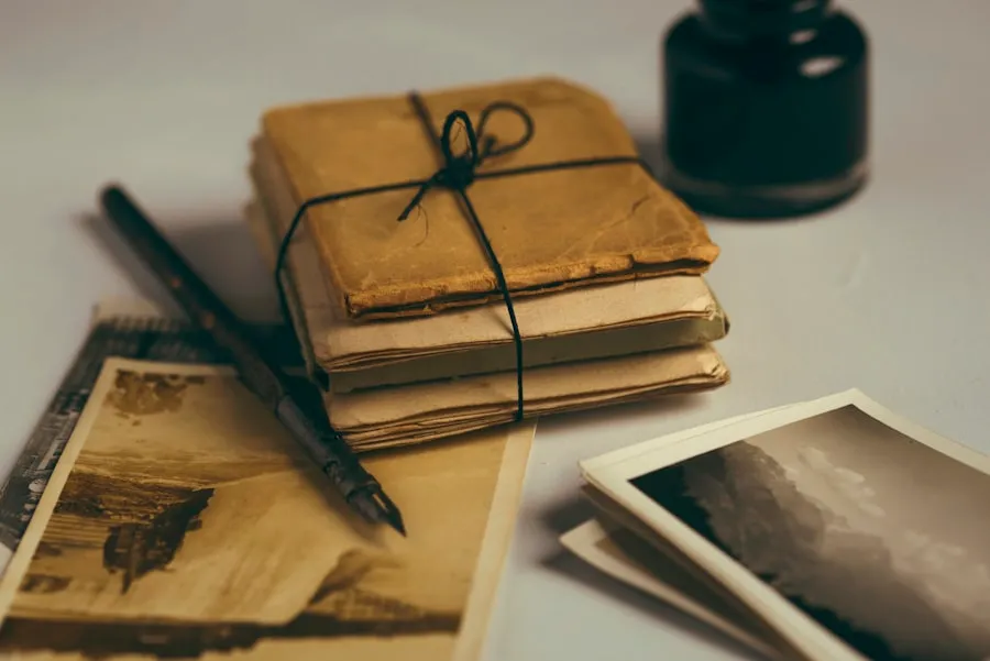 Pacchetto di lettere antiche, fotografie e una penna stilografica — i frammenti di una storia che prende forma